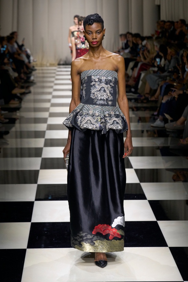 مجموعة Armani Privé لخريف وشتاء 2024 قصيدة للوردة بأجمل التصاميم 