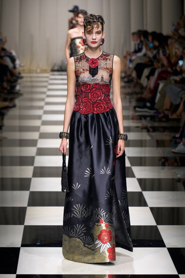 مجموعة Armani Privé لخريف وشتاء 2024 قصيدة للوردة بأجمل التصاميم 