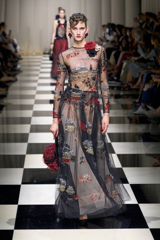 مجموعة Armani Privé لخريف وشتاء 2024 قصيدة للوردة بأجمل التصاميم 