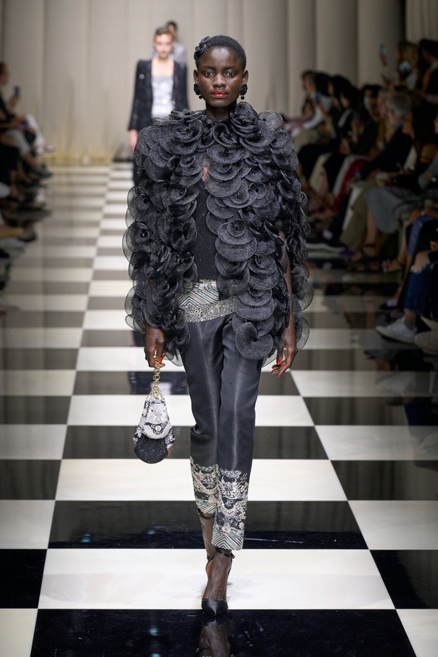 مجموعة Armani Privé لخريف وشتاء 2024 قصيدة للوردة بأجمل التصاميم 