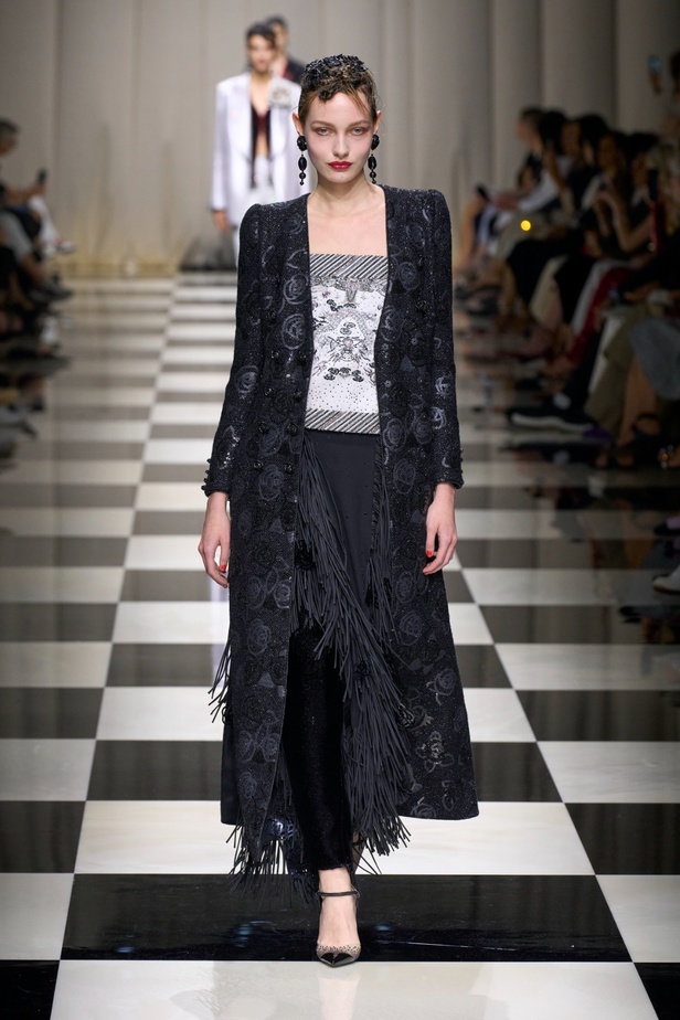 مجموعة Armani Privé لخريف وشتاء 2024 قصيدة للوردة بأجمل التصاميم 