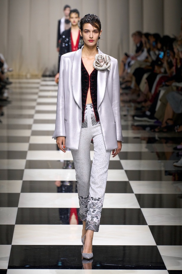 مجموعة Armani Privé لخريف وشتاء 2024 قصيدة للوردة بأجمل التصاميم 