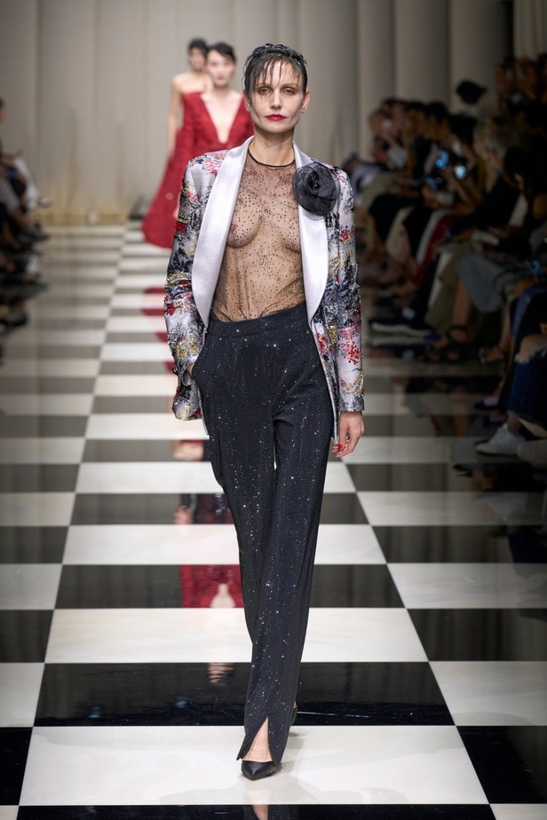 مجموعة Armani Privé لخريف وشتاء 2024 قصيدة للوردة بأجمل التصاميم 