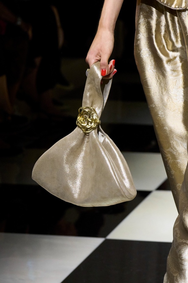 مجموعة Armani Privé لخريف وشتاء 2024 قصيدة للوردة بأجمل التصاميم 