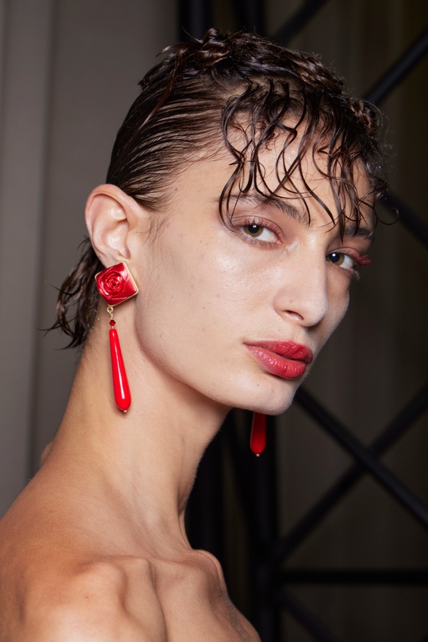 مجموعة Armani Privé لخريف وشتاء 2024 قصيدة للوردة بأجمل التصاميم 