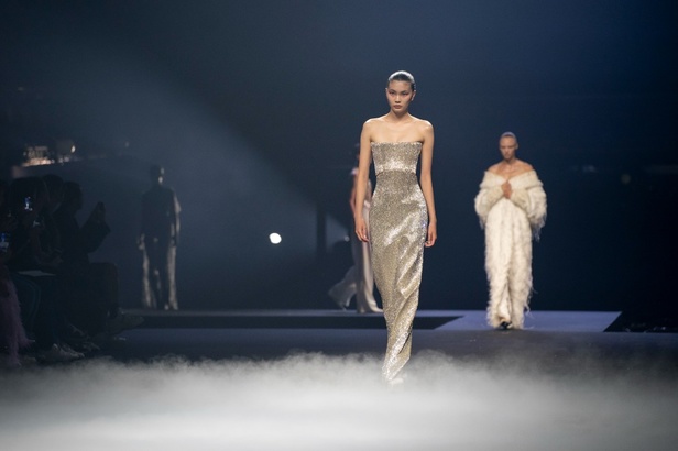 "آشي ستوديو" يدخل تاريخ الموضة من الباب العريض... أول مصمم سعودي في أسبوع باريس للأزياء الراقية بمجموعة ساحرة