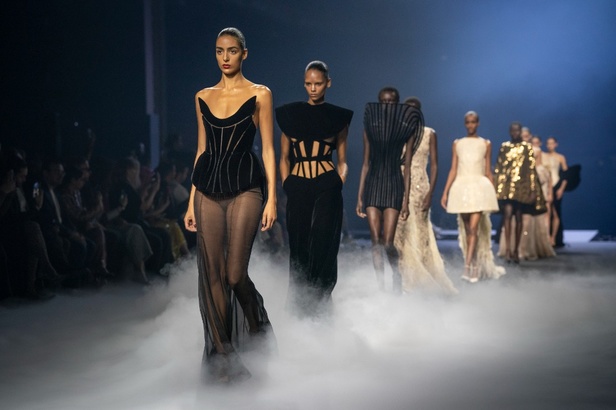 "آشي ستوديو" يدخل تاريخ الموضة من الباب العريض... أول مصمم سعودي في أسبوع باريس للأزياء الراقية بمجموعة ساحرة