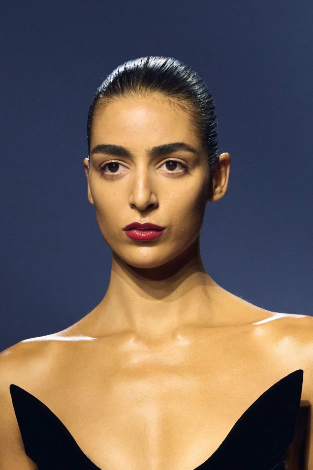 "آشي ستوديو" يدخل تاريخ الموضة من الباب العريض... أول مصمم سعودي في أسبوع باريس للأزياء الراقية بمجموعة ساحرة