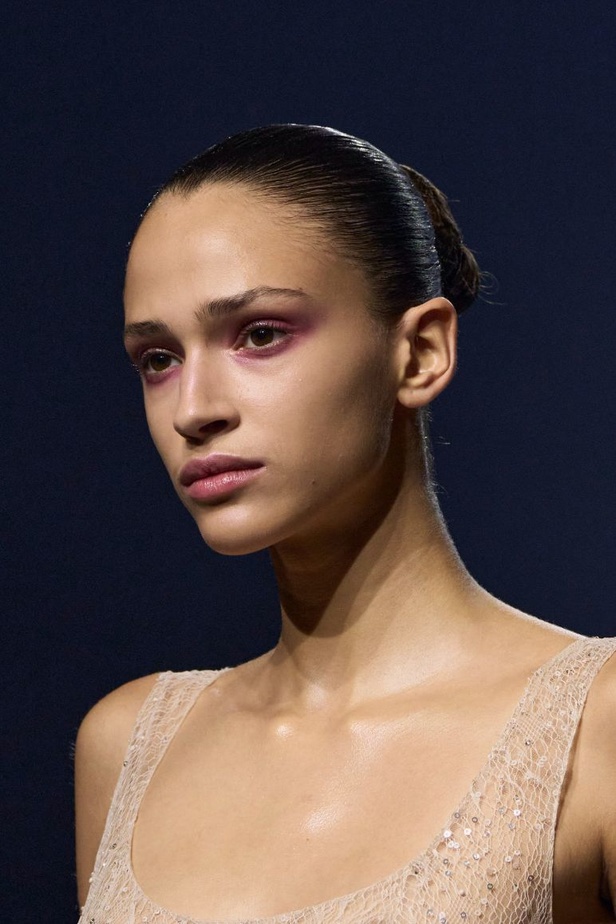 "آشي ستوديو" يدخل تاريخ الموضة من الباب العريض... أول مصمم سعودي في أسبوع باريس للأزياء الراقية بمجموعة ساحرة