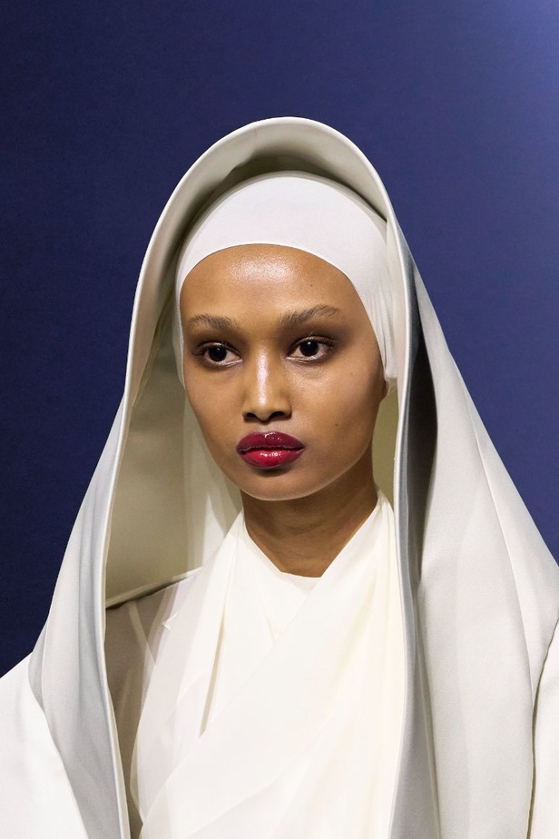 "آشي ستوديو" يدخل تاريخ الموضة من الباب العريض... أول مصمم سعودي في أسبوع باريس للأزياء الراقية بمجموعة ساحرة