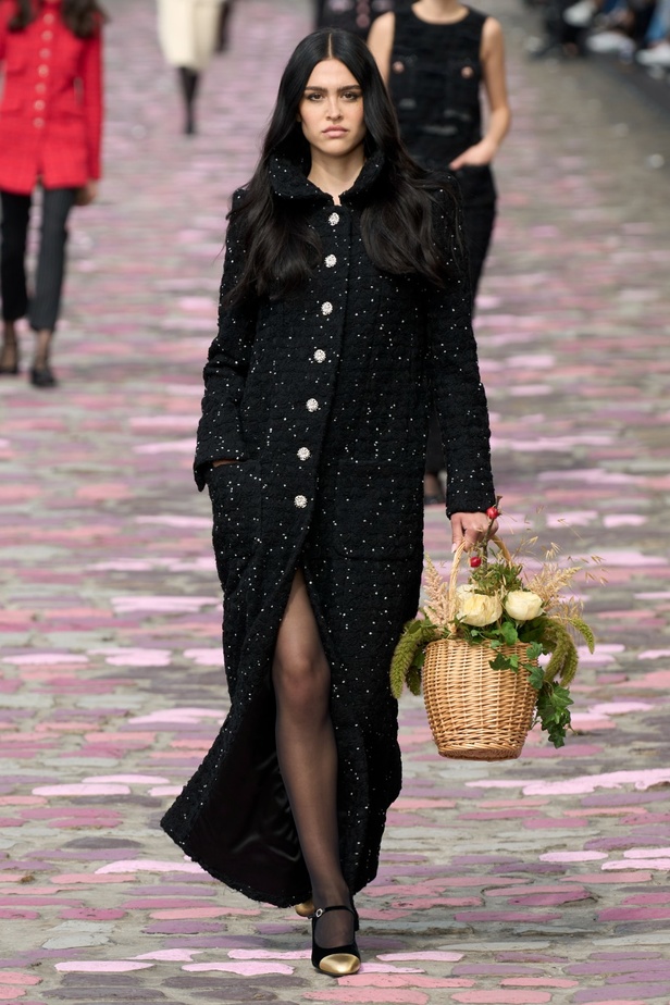 مجموعة CHANEL للهوت كوتور لموسم خريف وشتاء 2023-2024 تحتفل بسحر باريس 