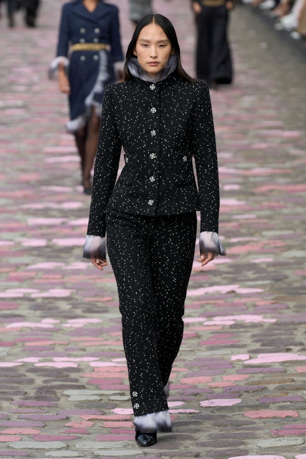 مجموعة CHANEL للهوت كوتور لموسم خريف وشتاء 2023-2024 تحتفل بسحر باريس 