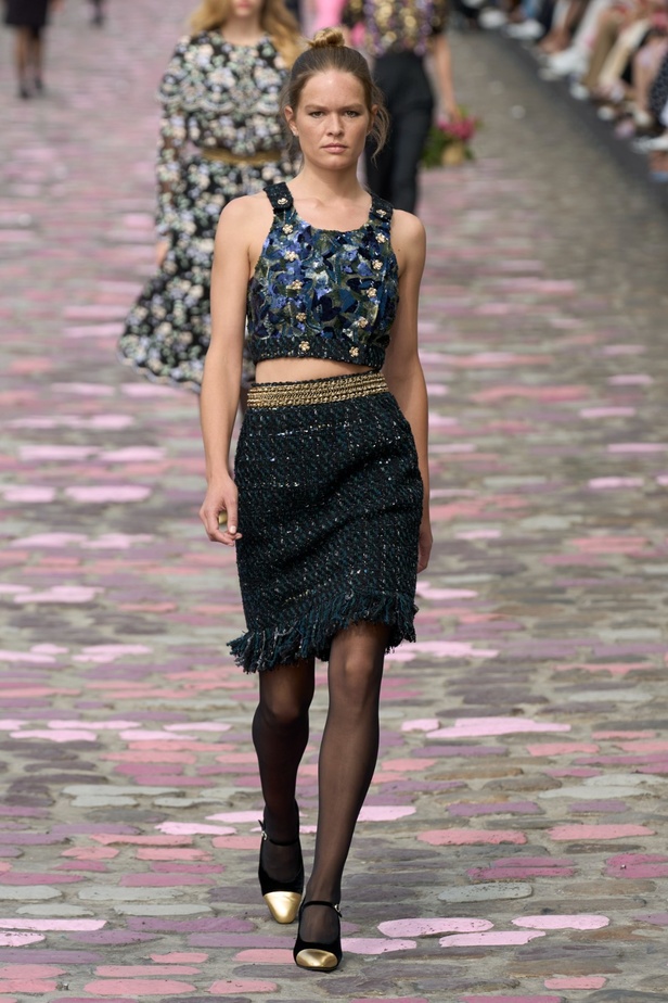 مجموعة CHANEL للهوت كوتور لموسم خريف وشتاء 2023-2024 تحتفل بسحر باريس 