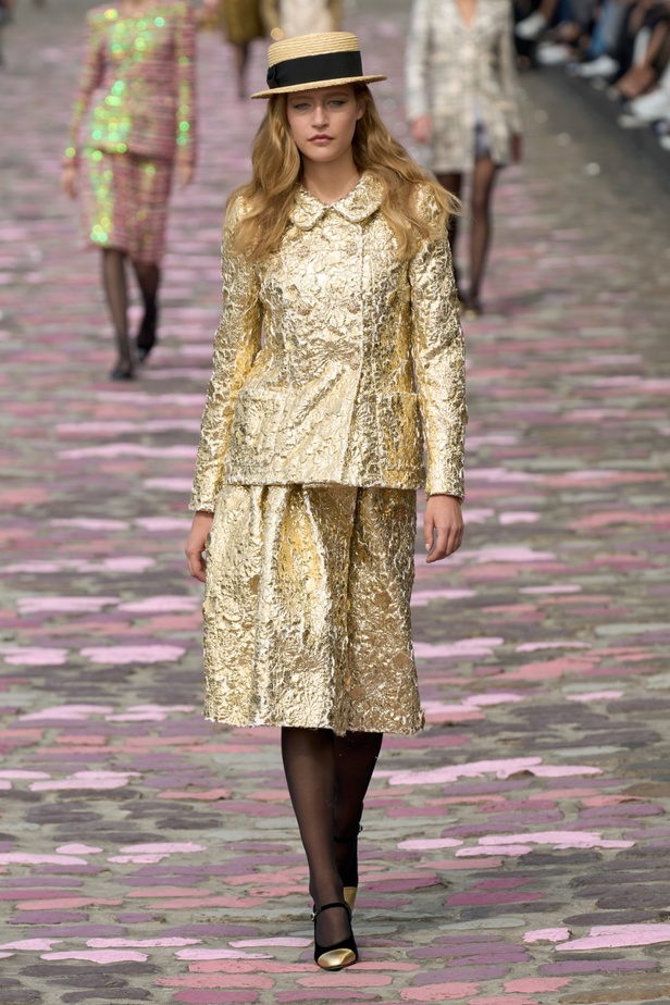 مجموعة CHANEL للهوت كوتور لموسم خريف وشتاء 2023-2024 تحتفل بسحر باريس 