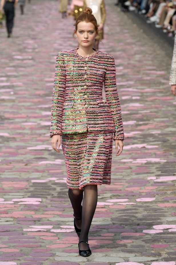 مجموعة CHANEL للهوت كوتور لموسم خريف وشتاء 2023-2024 تحتفل بسحر باريس 