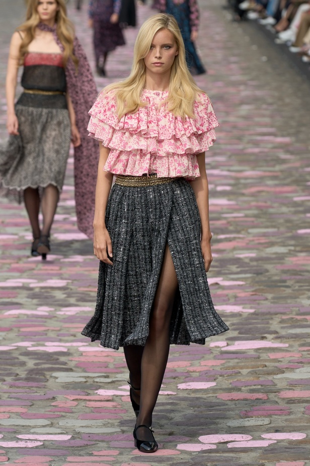 مجموعة CHANEL للهوت كوتور لموسم خريف وشتاء 2023-2024 تحتفل بسحر باريس 