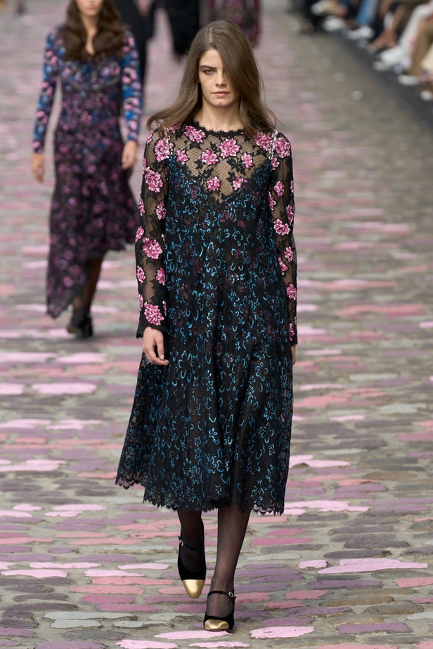 مجموعة CHANEL للهوت كوتور لموسم خريف وشتاء 2023-2024 تحتفل بسحر باريس 