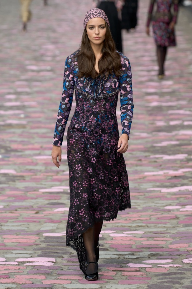 مجموعة CHANEL للهوت كوتور لموسم خريف وشتاء 2023-2024 تحتفل بسحر باريس 