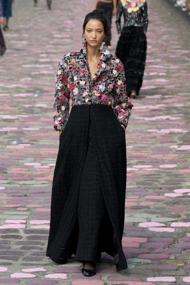 مجموعة CHANEL للهوت كوتور لموسم خريف وشتاء 2023-2024 تحتفل بسحر باريس 