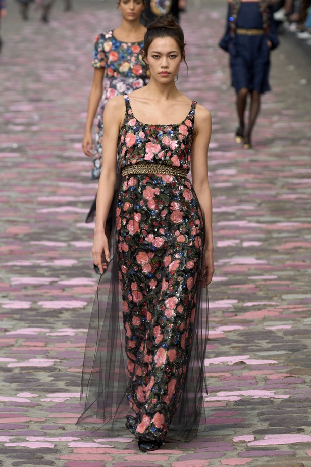 مجموعة CHANEL للهوت كوتور لموسم خريف وشتاء 2023-2024 تحتفل بسحر باريس 