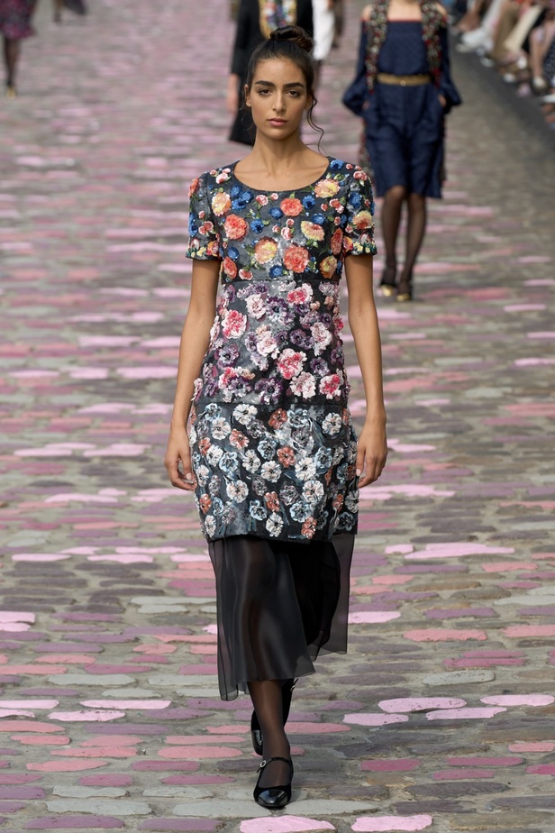 مجموعة CHANEL للهوت كوتور لموسم خريف وشتاء 2023-2024 تحتفل بسحر باريس 