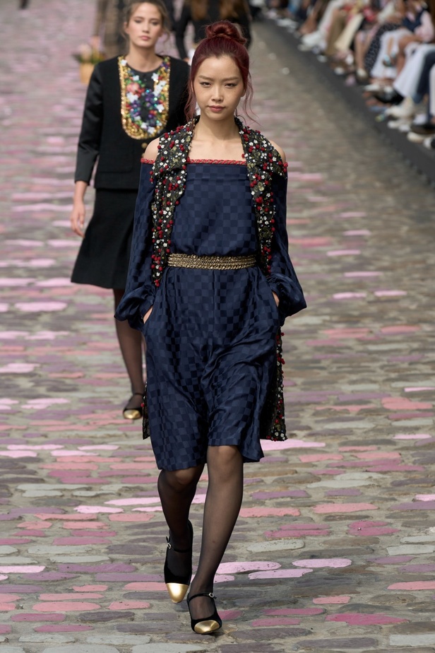 مجموعة CHANEL للهوت كوتور لموسم خريف وشتاء 2023-2024 تحتفل بسحر باريس 