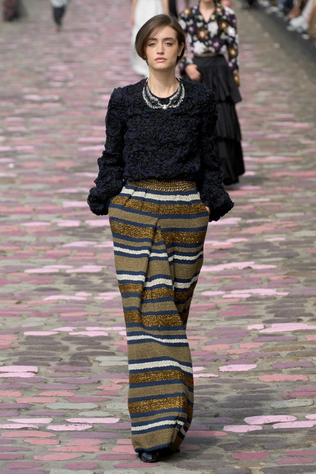 مجموعة CHANEL للهوت كوتور لموسم خريف وشتاء 2023-2024 تحتفل بسحر باريس 