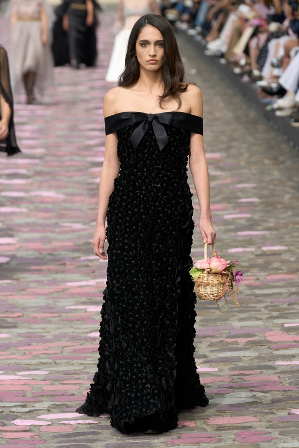 مجموعة CHANEL للهوت كوتور لموسم خريف وشتاء 2023-2024 تحتفل بسحر باريس 