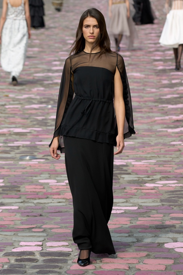 مجموعة CHANEL للهوت كوتور لموسم خريف وشتاء 2023-2024 تحتفل بسحر باريس 