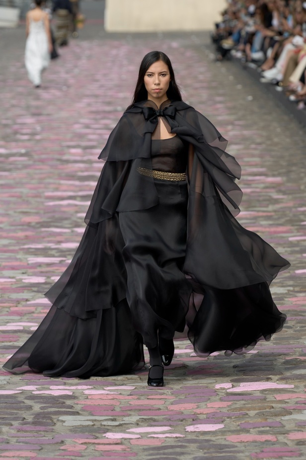 مجموعة CHANEL للهوت كوتور لموسم خريف وشتاء 2023-2024 تحتفل بسحر باريس 