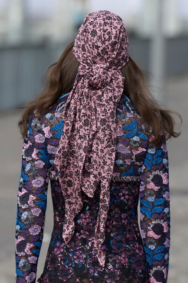 مجموعة CHANEL للهوت كوتور لموسم خريف وشتاء 2023-2024 تحتفل بسحر باريس 