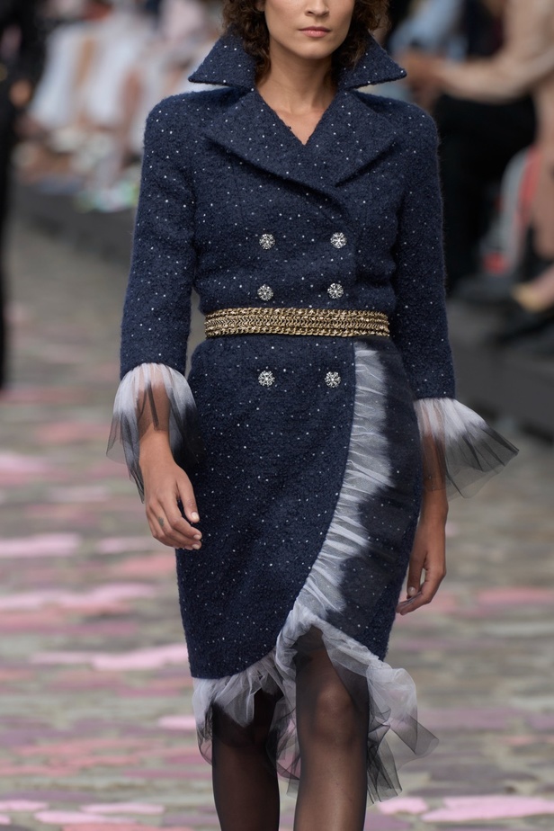 مجموعة CHANEL للهوت كوتور لموسم خريف وشتاء 2023-2024 تحتفل بسحر باريس 