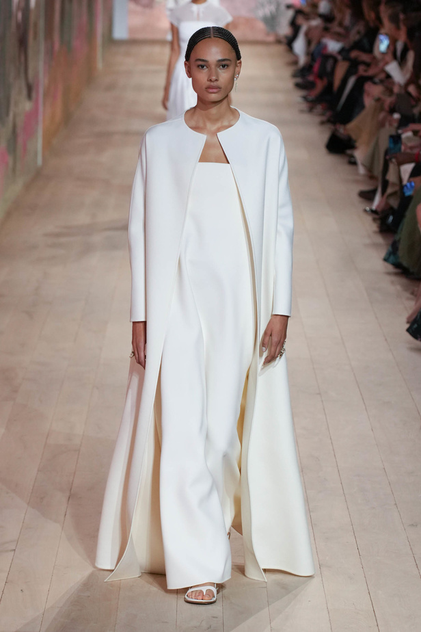 مجموعة كريستيان ديور الراقية لخريف وشتاء 2023-2024 .. تحيي أناقة اللون الأبيض وموضة الكروشيه