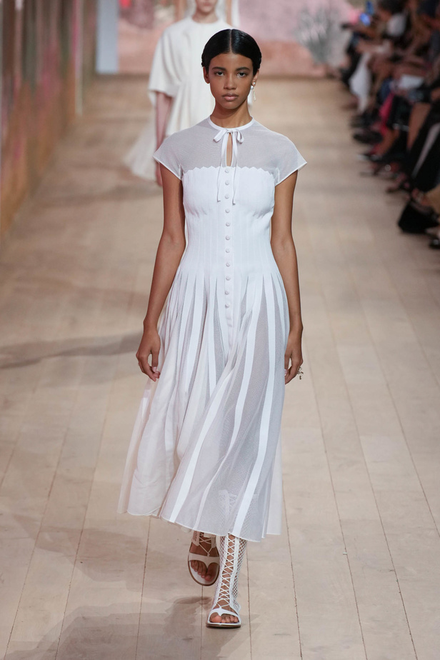 مجموعة كريستيان ديور الراقية لخريف وشتاء 2023-2024 .. تحيي أناقة اللون الأبيض وموضة الكروشيه