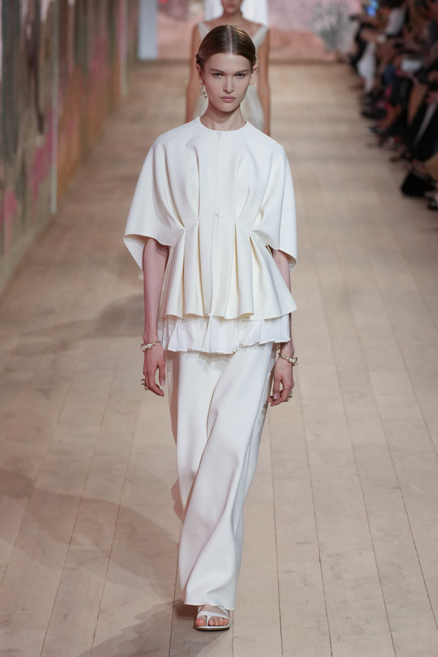 مجموعة كريستيان ديور الراقية لخريف وشتاء 2023-2024 .. تحيي أناقة اللون الأبيض وموضة الكروشيه