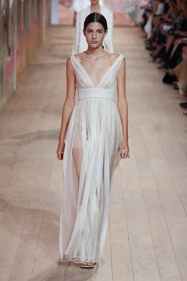 مجموعة كريستيان ديور الراقية لخريف وشتاء 2023-2024 .. تحيي أناقة اللون الأبيض وموضة الكروشيه