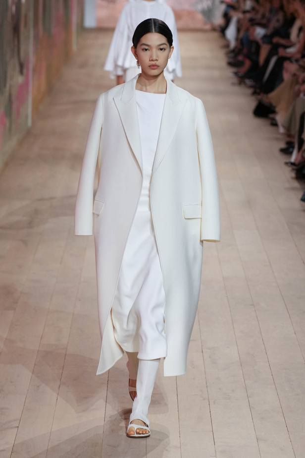 مجموعة كريستيان ديور الراقية لخريف وشتاء 2023-2024 .. تحيي أناقة اللون الأبيض وموضة الكروشيه