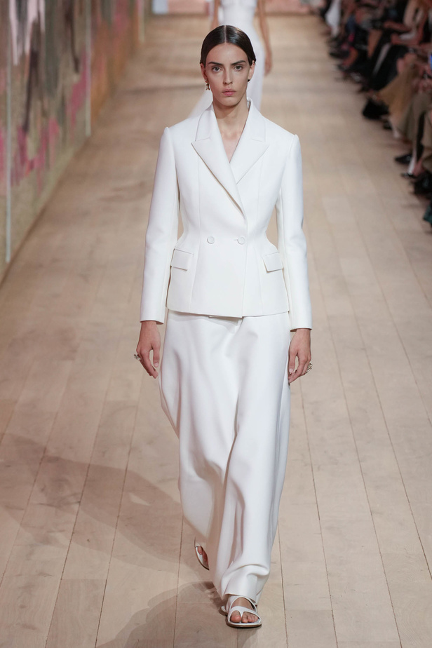 مجموعة كريستيان ديور الراقية لخريف وشتاء 2023-2024 .. تحيي أناقة اللون الأبيض وموضة الكروشيه