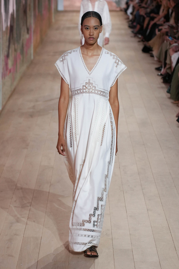 مجموعة كريستيان ديور الراقية لخريف وشتاء 2023-2024 .. تحيي أناقة اللون الأبيض وموضة الكروشيه