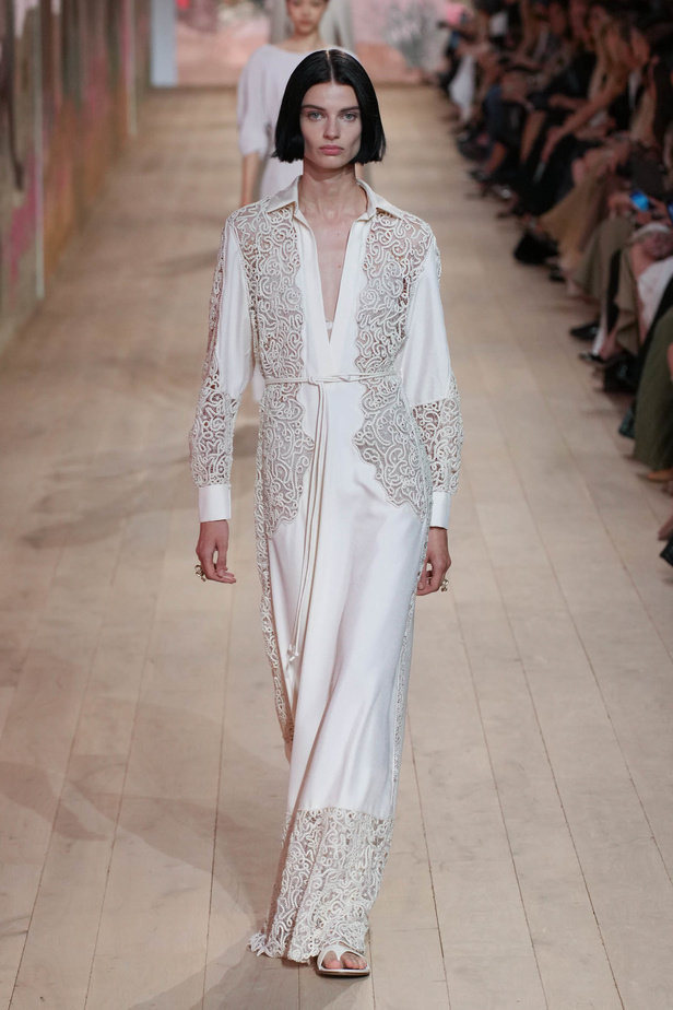 مجموعة كريستيان ديور الراقية لخريف وشتاء 2023-2024 .. تحيي أناقة اللون الأبيض وموضة الكروشيه