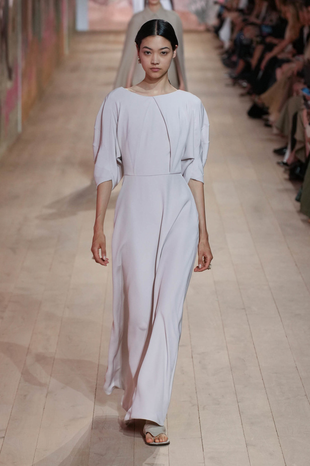 مجموعة كريستيان ديور الراقية لخريف وشتاء 2023-2024 .. تحيي أناقة اللون الأبيض وموضة الكروشيه