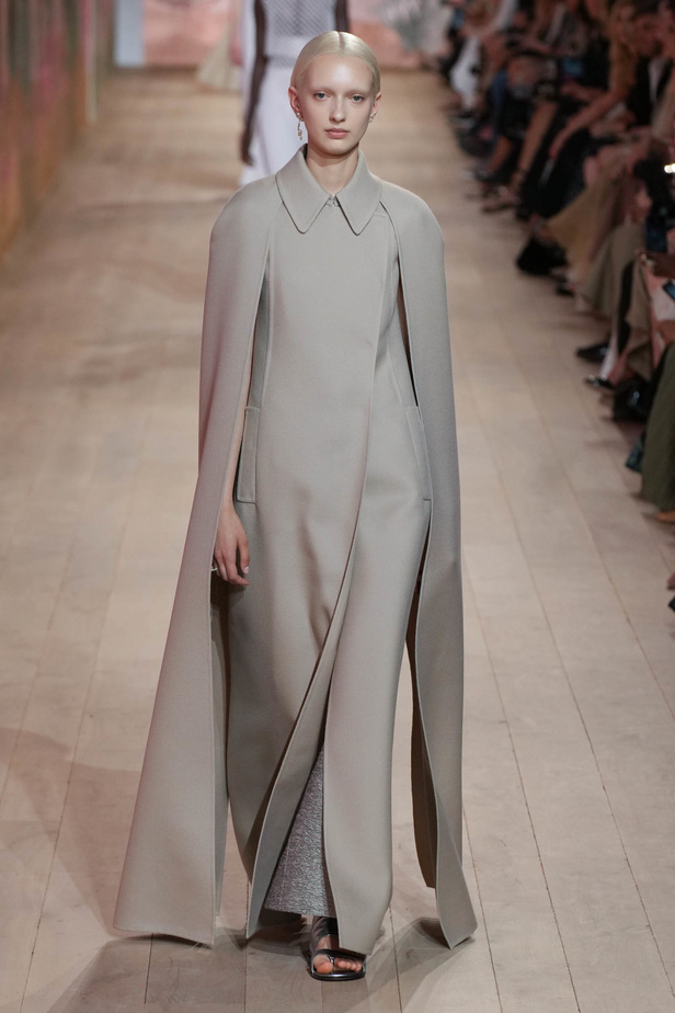 مجموعة كريستيان ديور الراقية لخريف وشتاء 2023-2024 .. تحيي أناقة اللون الأبيض وموضة الكروشيه