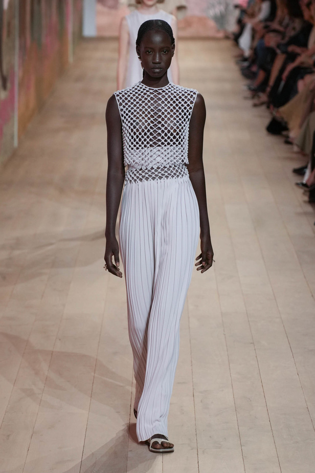 مجموعة كريستيان ديور الراقية لخريف وشتاء 2023-2024 .. تحيي أناقة اللون الأبيض وموضة الكروشيه