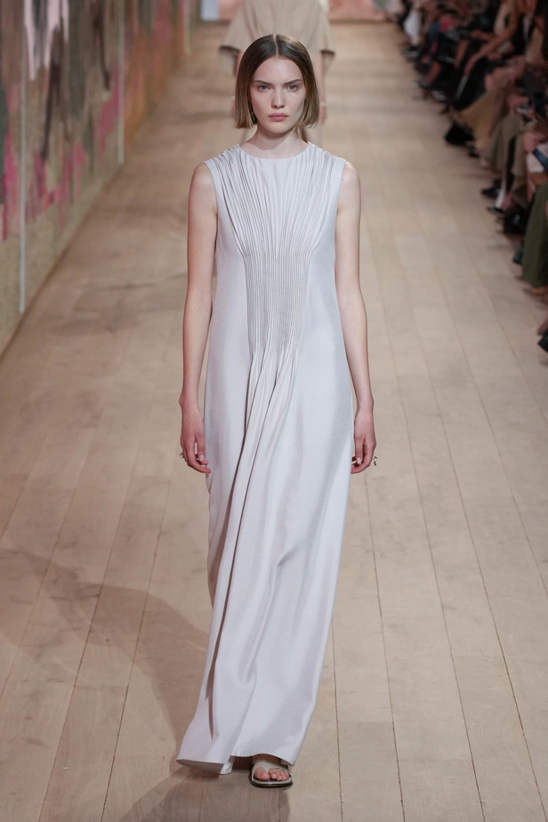 مجموعة كريستيان ديور الراقية لخريف وشتاء 2023-2024 .. تحيي أناقة اللون الأبيض وموضة الكروشيه