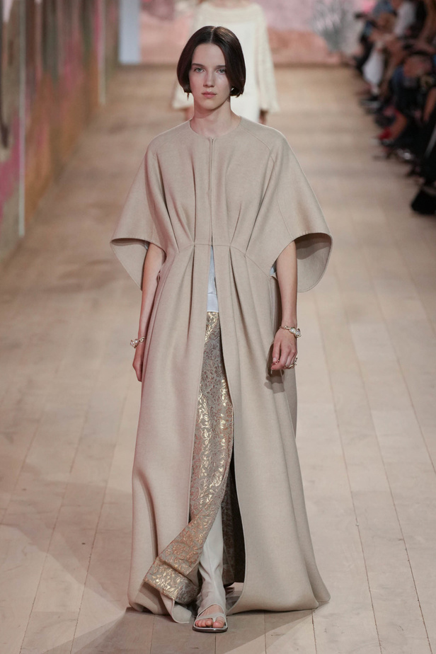 مجموعة كريستيان ديور الراقية لخريف وشتاء 2023-2024 .. تحيي أناقة اللون الأبيض وموضة الكروشيه