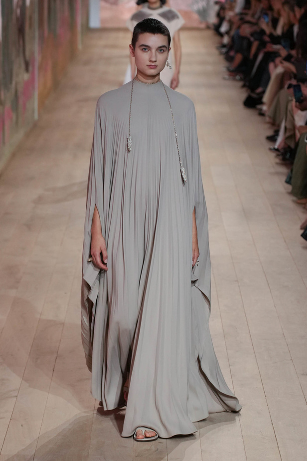 مجموعة كريستيان ديور الراقية لخريف وشتاء 2023-2024 .. تحيي أناقة اللون الأبيض وموضة الكروشيه