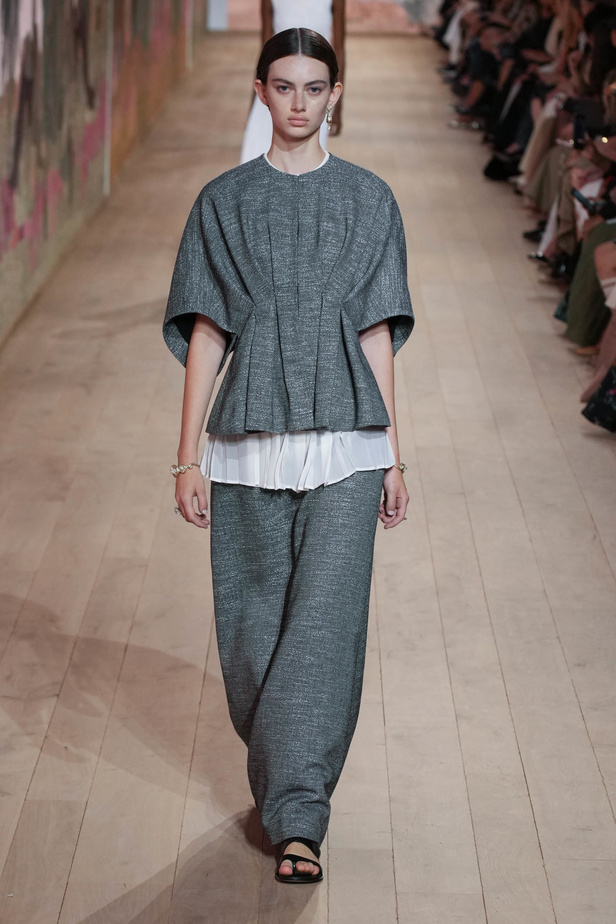 مجموعة كريستيان ديور الراقية لخريف وشتاء 2023-2024 .. تحيي أناقة اللون الأبيض وموضة الكروشيه