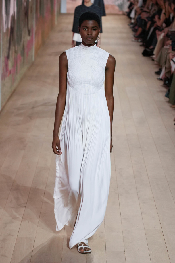 مجموعة كريستيان ديور الراقية لخريف وشتاء 2023-2024 .. تحيي أناقة اللون الأبيض وموضة الكروشيه