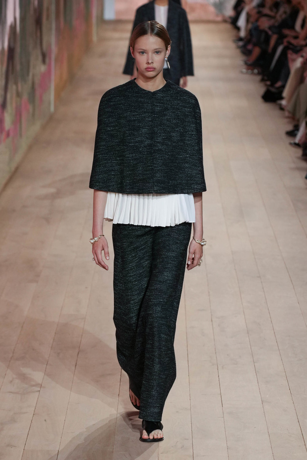 مجموعة كريستيان ديور الراقية لخريف وشتاء 2023-2024 .. تحيي أناقة اللون الأبيض وموضة الكروشيه