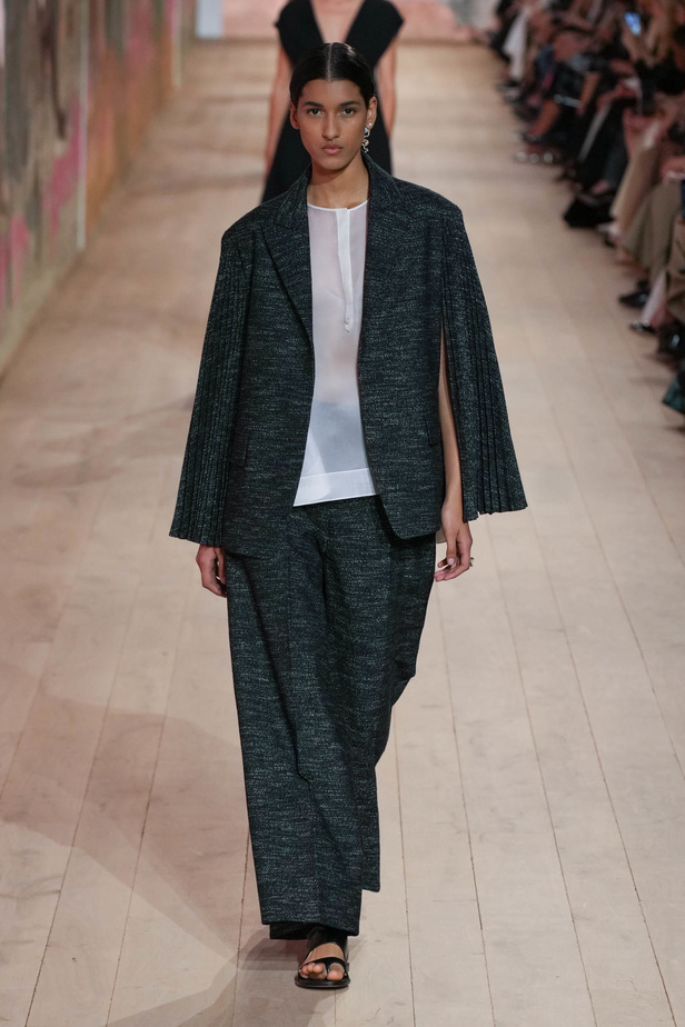 مجموعة كريستيان ديور الراقية لخريف وشتاء 2023-2024 .. تحيي أناقة اللون الأبيض وموضة الكروشيه